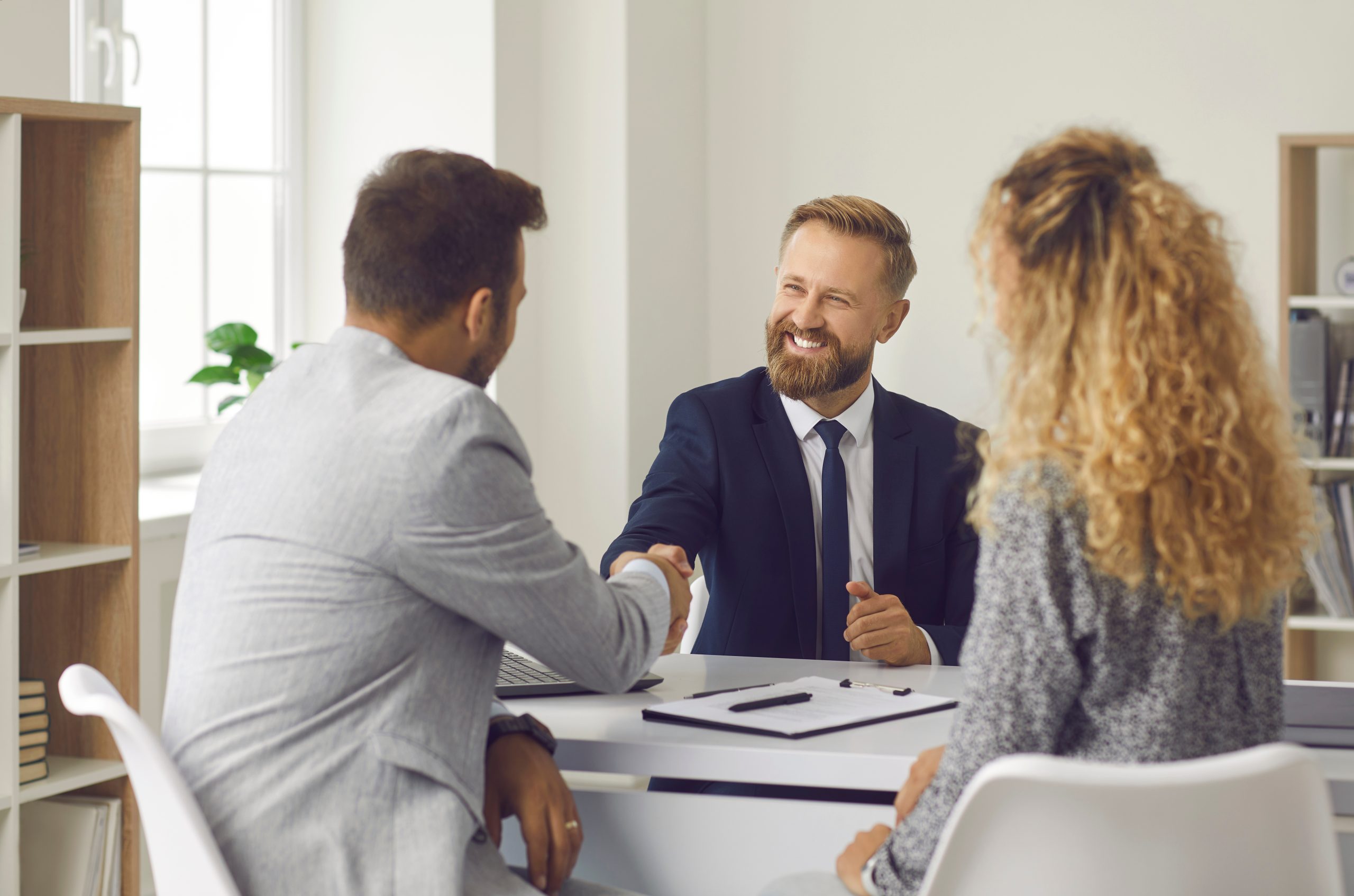 Couple professionnel de l'immobilier pour réaliser un investissement locatif